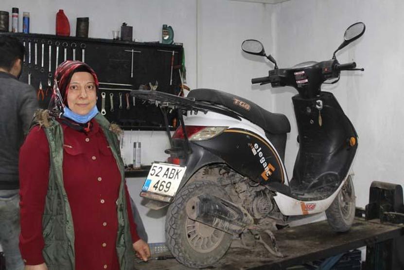 Eşine yardım için başladığı motosiklet tamirciliğinde usta oldu
