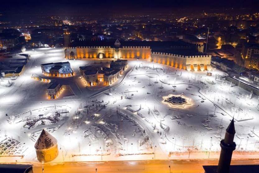Doğunun kış cenneti gündüz bembeyaz, gece ise ışıl ışıl