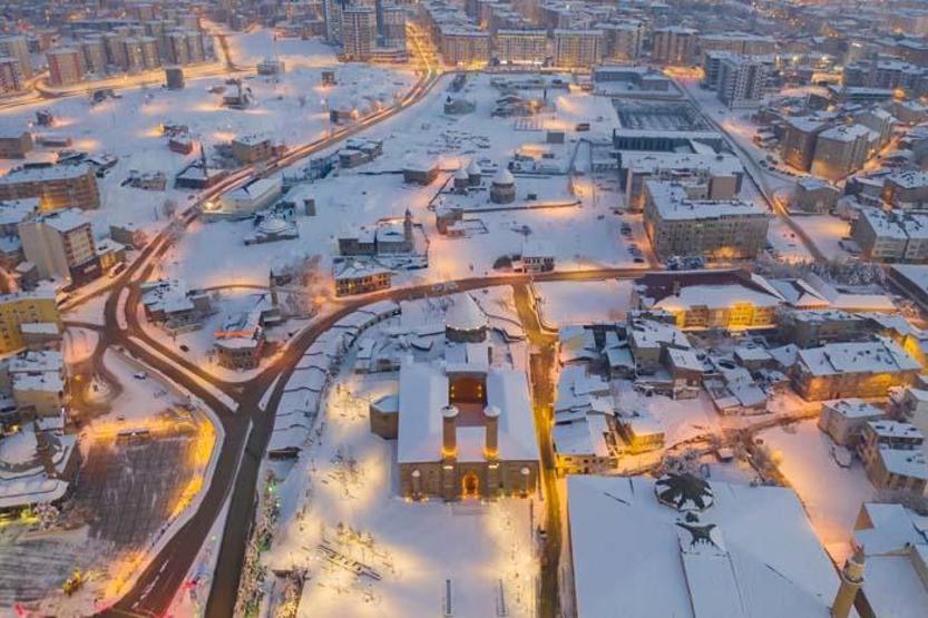 Doğunun kış cenneti gündüz bembeyaz, gece ise ışıl ışıl