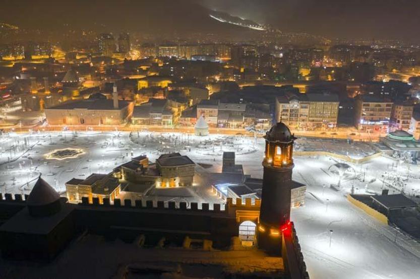Doğunun kış cenneti gündüz bembeyaz, gece ise ışıl ışıl