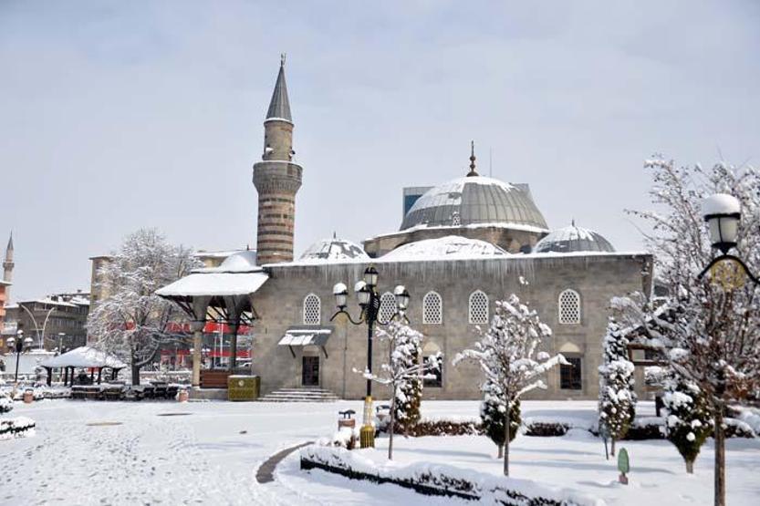 Doğunun kış cenneti gündüz bembeyaz, gece ise ışıl ışıl