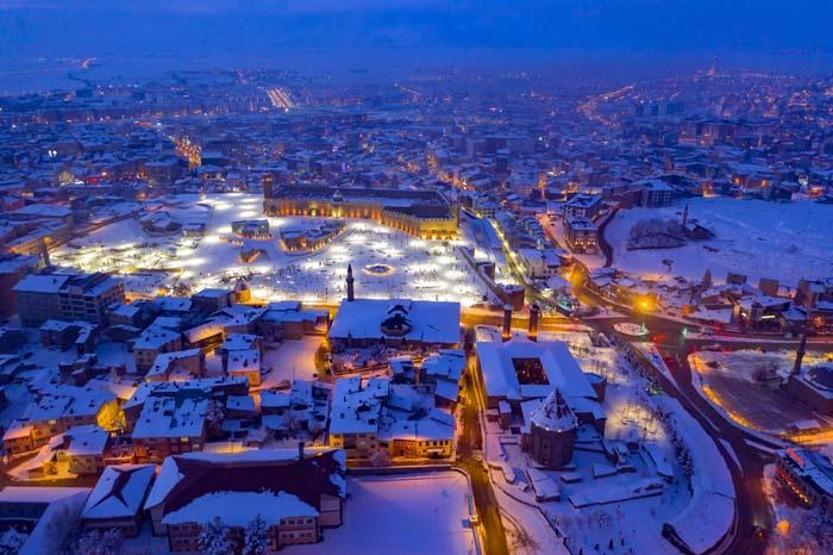 Doğunun kış cenneti gündüz bembeyaz, gece ise ışıl ışıl