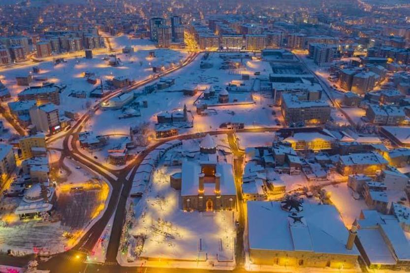 Doğunun kış cenneti gündüz bembeyaz, gece ise ışıl ışıl