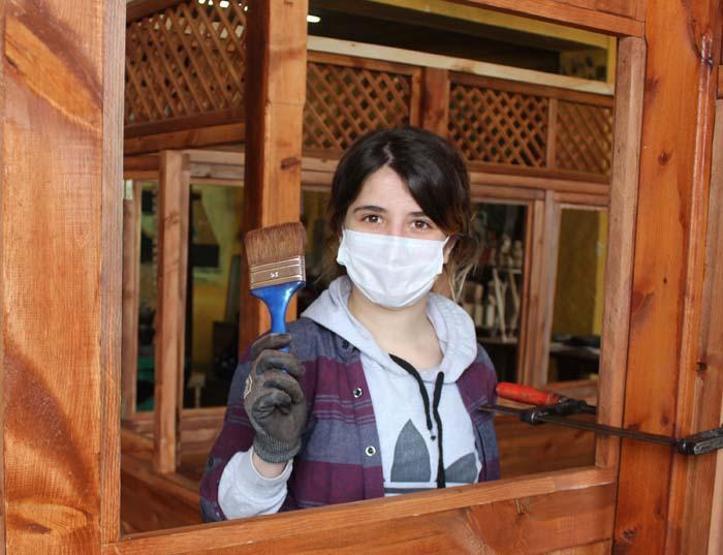 Kuş kafesi yaparak başladı, Sivasın tek kadın marangozu oldu