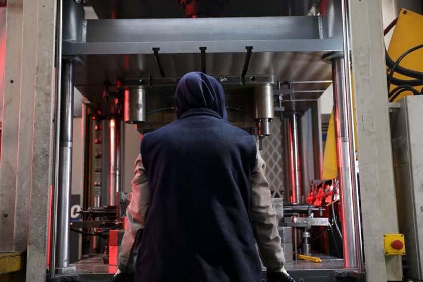 Ağır sanayinin kadın çalışanları anlattı: Ağırlık kaldırıyoruz, testere kullanıyoruz
