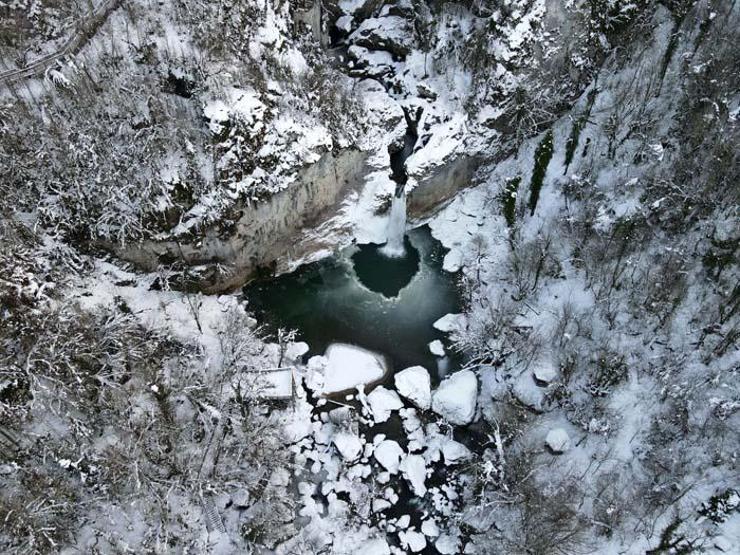 Görüntüsü ile doğal akvaryumu andırıyor Doğa harikasına pandemide bile ziyaretçi akını