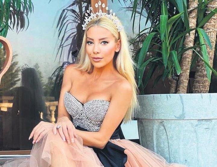 Ajda Pekkan da Gülşahzede oldu Tasarladığı elbise tıpatıp aynı