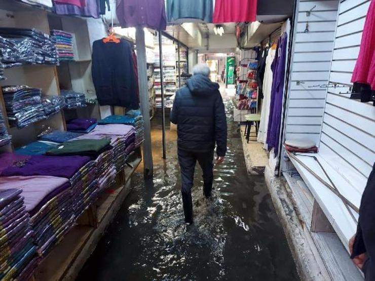 Sağanak yağmur İzmirde etkili oldu, iş yerlerini su bastı
