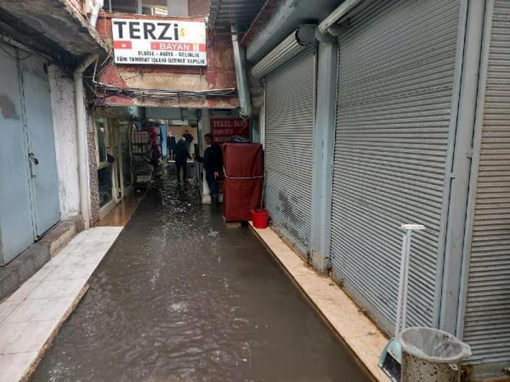 Sağanak yağmur İzmirde etkili oldu, iş yerlerini su bastı