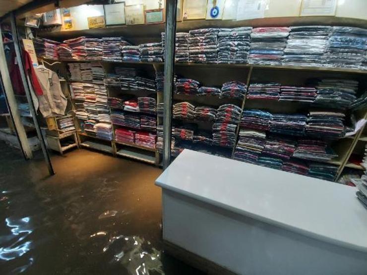 Sağanak yağmur İzmirde etkili oldu, iş yerlerini su bastı