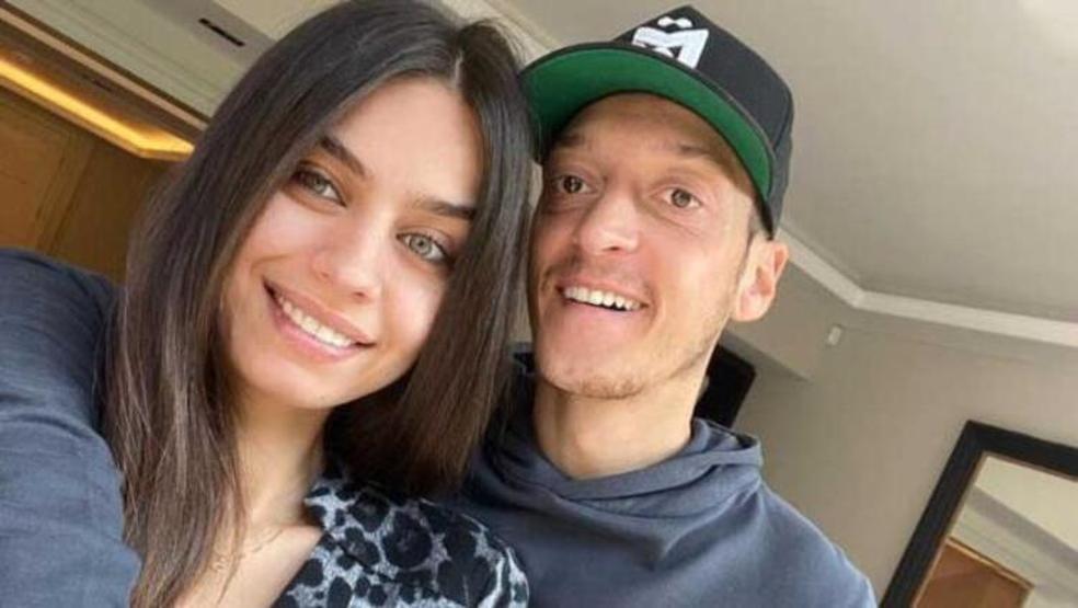 Amine Gülşenin pozundaki takılarının fiyatı dudak uçuklattı