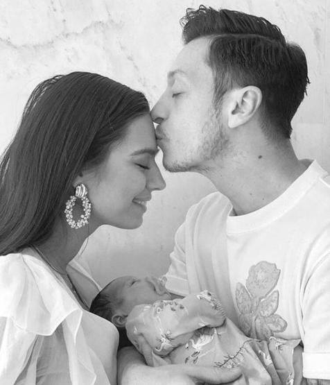 Amine Gülşenin pozundaki takılarının fiyatı dudak uçuklattı