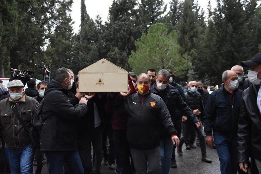 Bige Önalın babası Erhan Önal son yolculuğuna uğurlandı