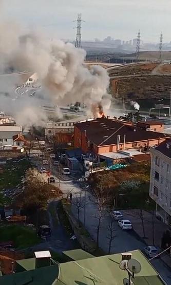İstanbulda fabrika yangını Gökyüzünü duman kapladı