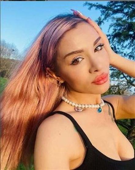 Feride Hilal Akın, Dubai tatilinde aşk sinyali verdi