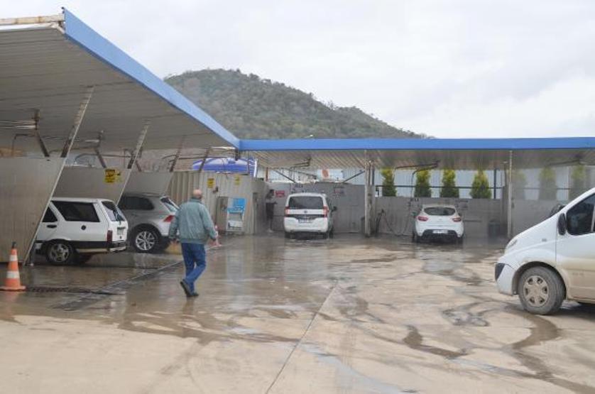 Bodrumda gece çamur yağdı oto yıkamacılarda yoğunluk oluştu