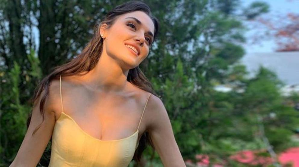 Hande Erçel leopar desenli elbisesiyle ortalığı kasıp kavurdu