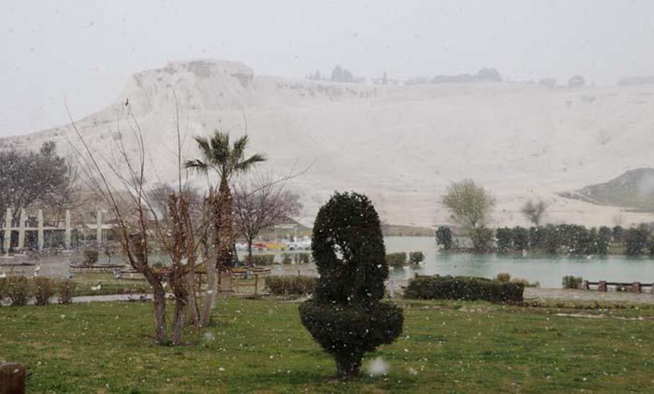 Beyaz Cennet Pamukkalede kar yağdı, turistler sıcak su havuzunda yüzdü