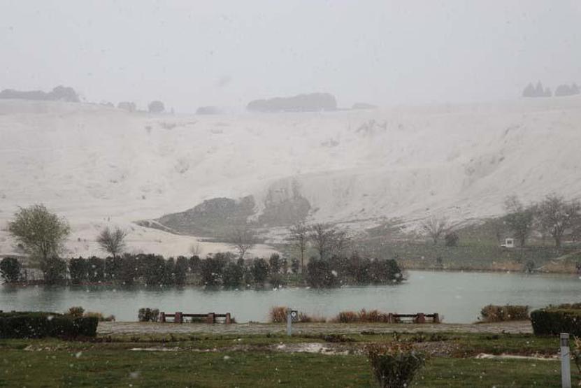 Beyaz Cennet Pamukkalede kar yağdı, turistler sıcak su havuzunda yüzdü