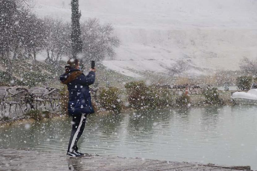 Beyaz Cennet Pamukkalede kar yağdı, turistler sıcak su havuzunda yüzdü