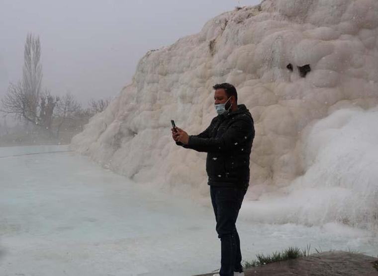 Beyaz Cennet Pamukkalede kar yağdı, turistler sıcak su havuzunda yüzdü