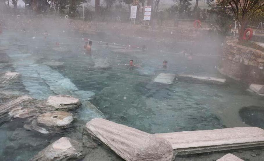 Beyaz Cennet Pamukkalede kar yağdı, turistler sıcak su havuzunda yüzdü