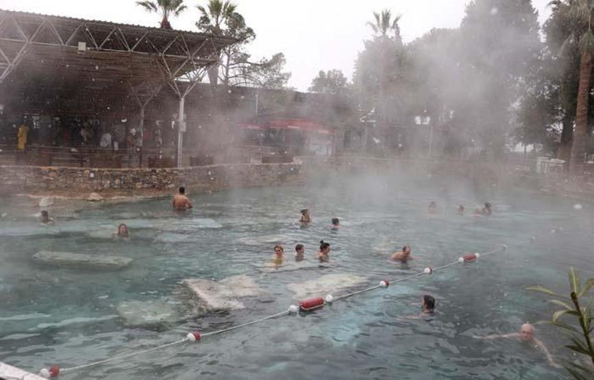 Beyaz Cennet Pamukkalede kar yağdı, turistler sıcak su havuzunda yüzdü