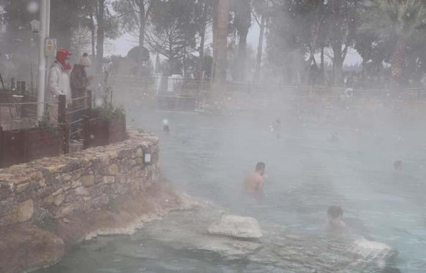 Beyaz Cennet Pamukkalede kar yağdı, turistler sıcak su havuzunda yüzdü