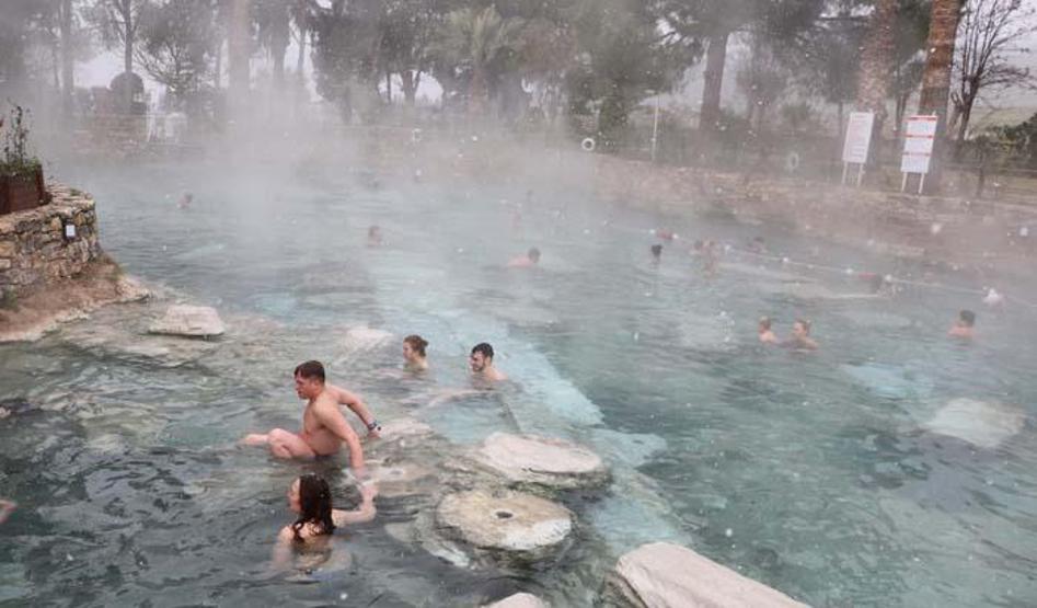 Beyaz Cennet Pamukkalede kar yağdı, turistler sıcak su havuzunda yüzdü