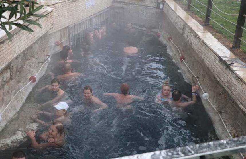 Beyaz Cennet Pamukkalede kar yağdı, turistler sıcak su havuzunda yüzdü