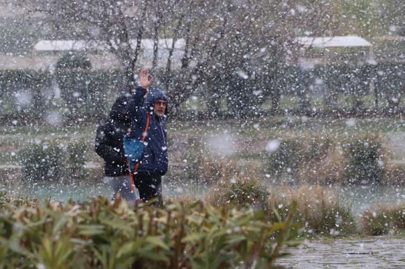 Beyaz Cennet Pamukkalede kar yağdı, turistler sıcak su havuzunda yüzdü