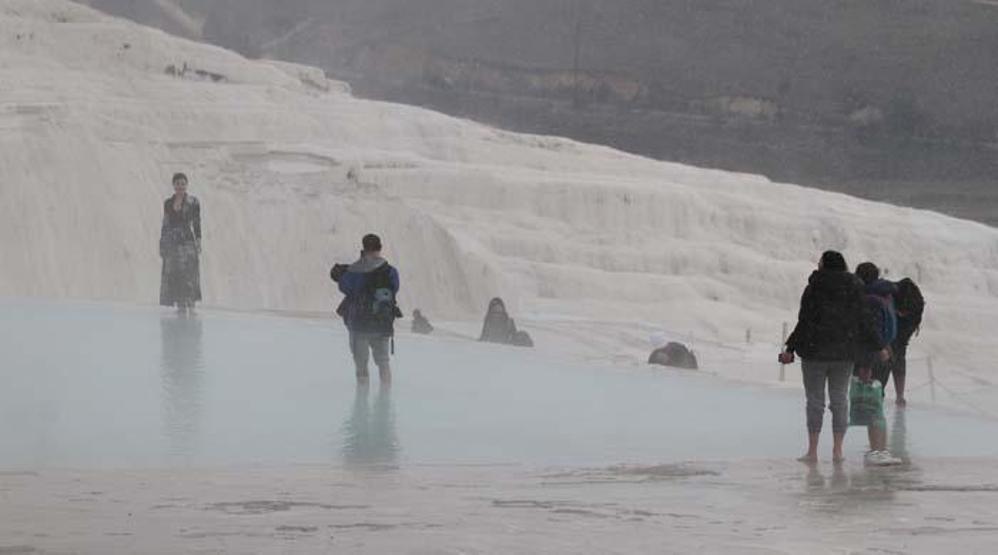 Beyaz Cennet Pamukkalede kar yağdı, turistler sıcak su havuzunda yüzdü