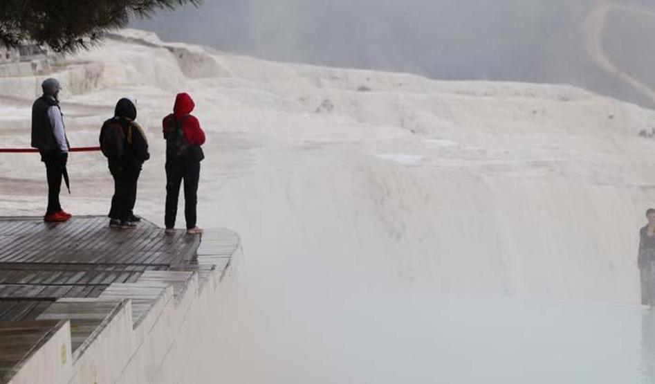 Beyaz Cennet Pamukkalede kar yağdı, turistler sıcak su havuzunda yüzdü