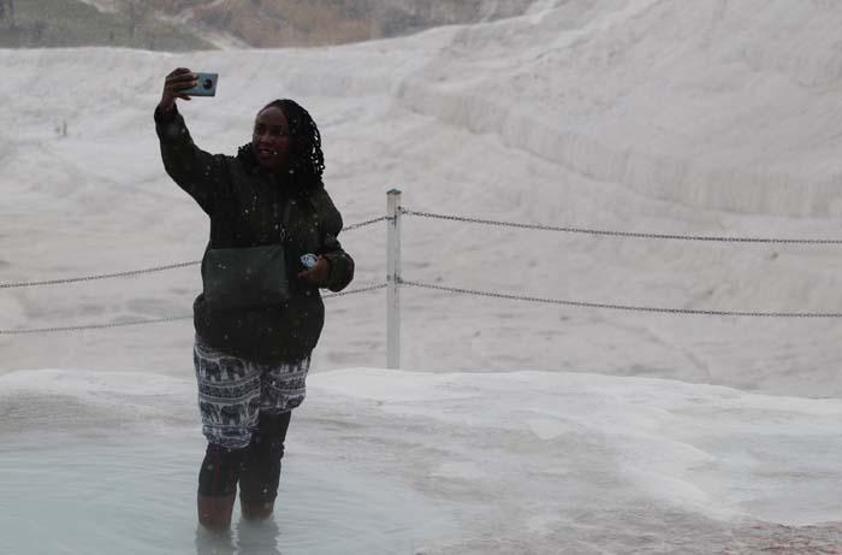 Beyaz Cennet Pamukkalede kar yağdı, turistler sıcak su havuzunda yüzdü