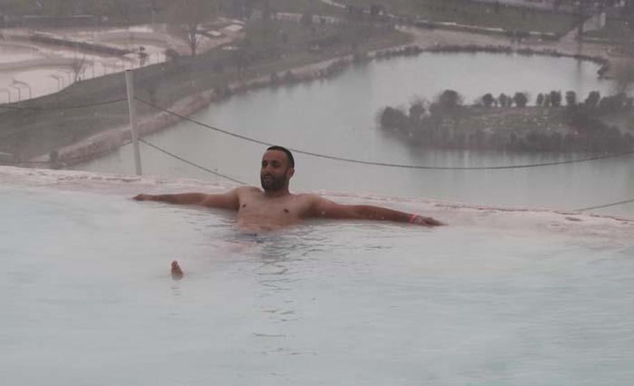 Beyaz Cennet Pamukkalede kar yağdı, turistler sıcak su havuzunda yüzdü