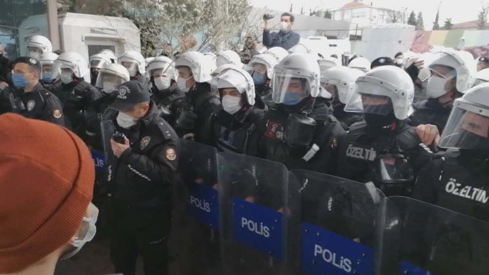 Boğaziçi Üniversitesinde 12 kişi gözaltına alındı