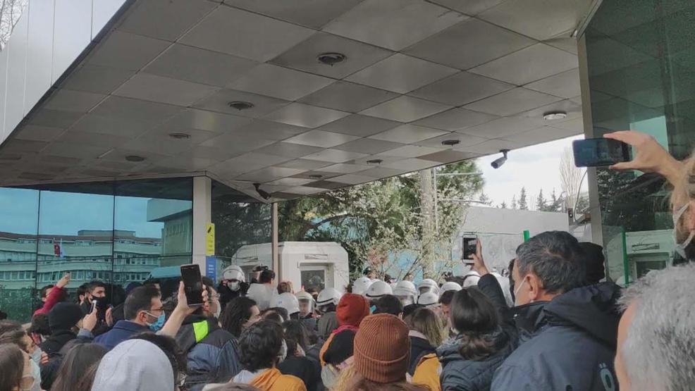 Boğaziçi Üniversitesinde 12 kişi gözaltına alındı