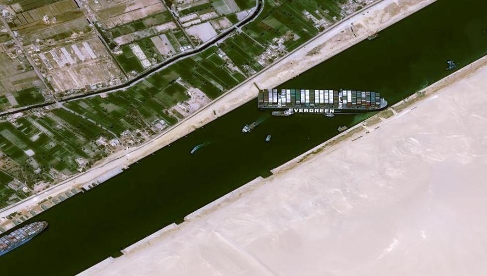 Süveyş Kanalında karaya oturan 400 metrelik dev gemiyi kurtarma operasyonu nasıl yapılıyor