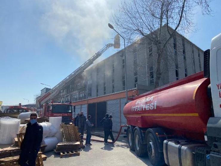 Mobilya mağazasında çıkan yangın 1 saatte söndürüldü