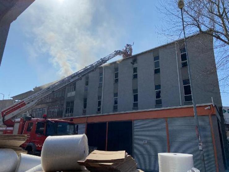 Mobilya mağazasında çıkan yangın 1 saatte söndürüldü