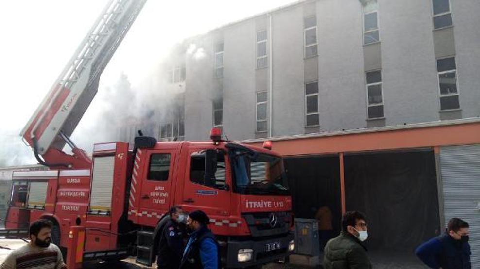 Mobilya mağazasında çıkan yangın 1 saatte söndürüldü