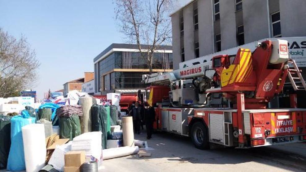 Mobilya mağazasında çıkan yangın 1 saatte söndürüldü