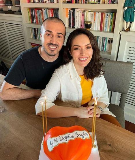 Mustafa Aksakallı, Ezgi Molanın doğum gününü özel bir pastayla kutladı