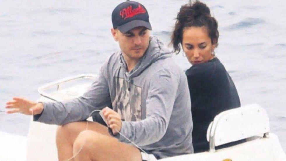 Çağatay Ulusoy ve Duygu Sarışın mavi suların tadını çıkartıyor