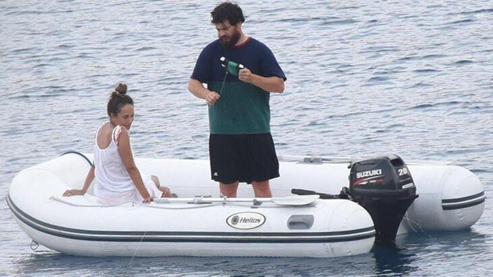 Çağatay Ulusoy ve Duygu Sarışın mavi suların tadını çıkartıyor