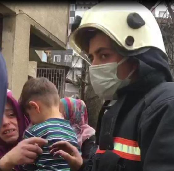 Yangında üst katta mahsur kalan 3’ü çocuk, 4 kişi kurtarıldı