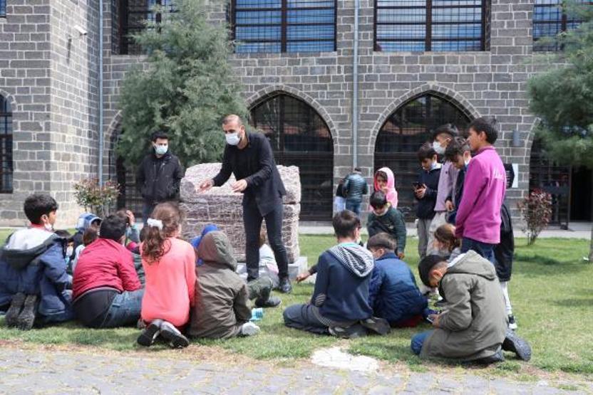 Tarihi mekanlarda simit satıyordu, arkeolog oldu