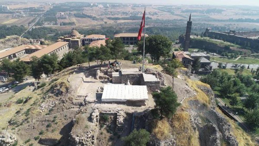 Tarihi mekanlarda simit satıyordu, arkeolog oldu