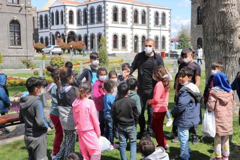 Tarihi mekanlarda simit satıyordu, arkeolog oldu