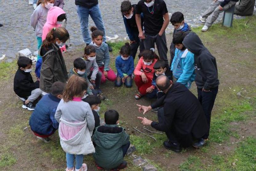 Tarihi mekanlarda simit satıyordu, arkeolog oldu